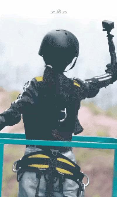 迪丽热巴雨中旋转